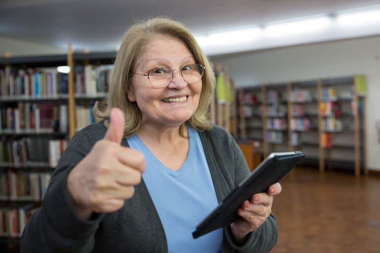 Przewodnik po aplikacjach do czytania e-booków dla seniorów